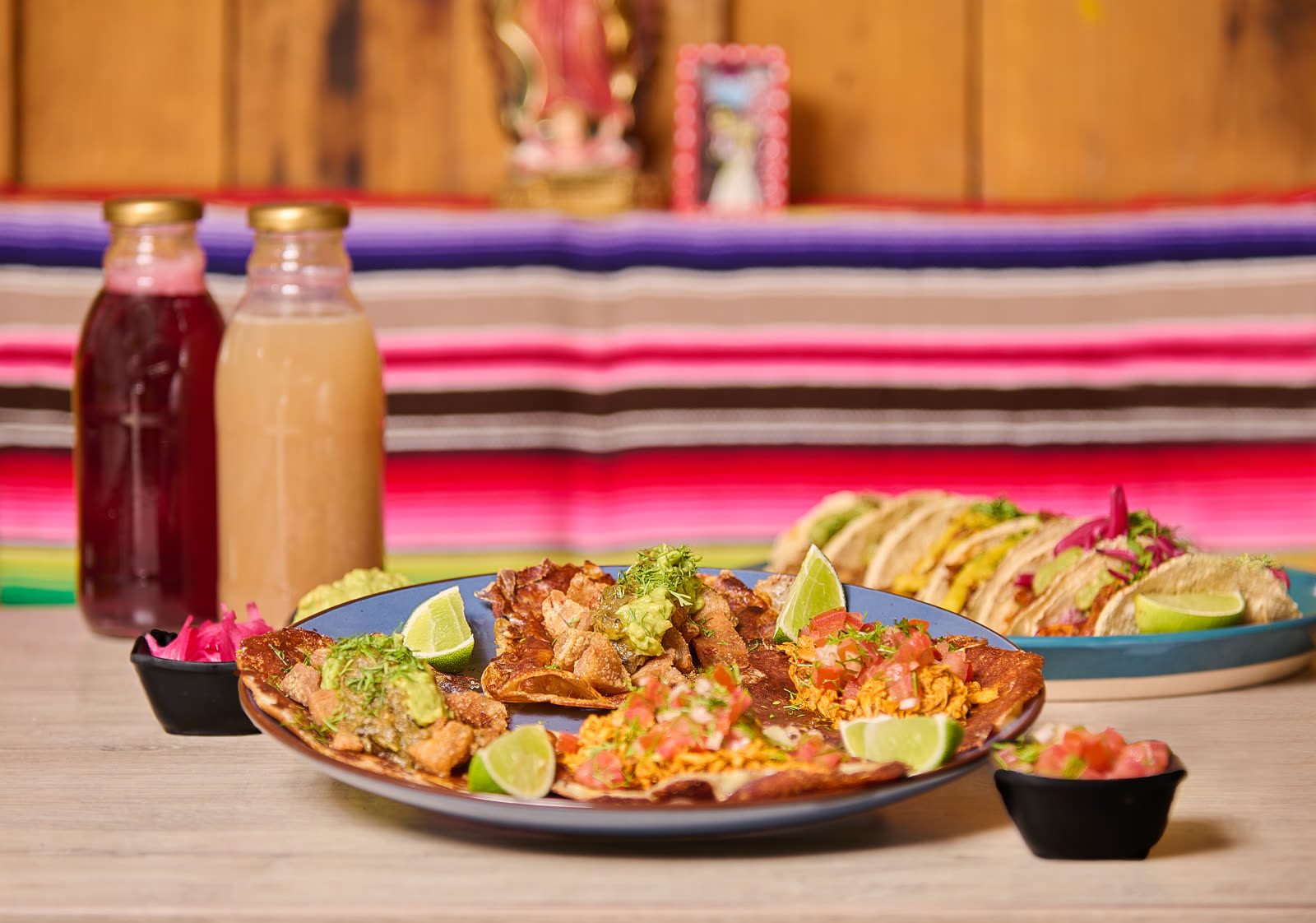 Tacos de birria con costra de queso fundido
